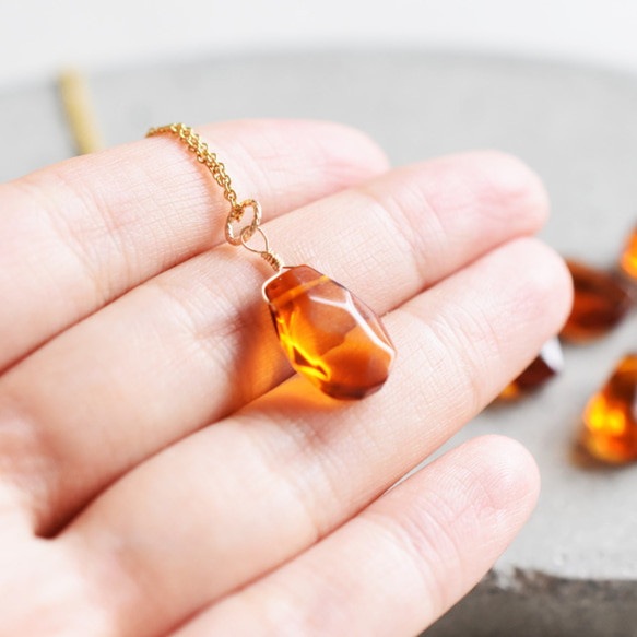 特集掲載【L大粒サイズ】バルト海産　紅茶カラー　アンバー(琥珀）　カケラ　サージカルステンレスチェーンネックレス40cm 4枚目の画像