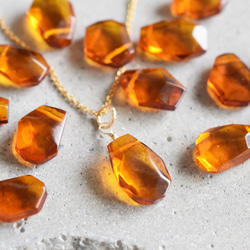 特集掲載【L大粒サイズ】バルト海産　紅茶カラー　アンバー(琥珀）　カケラ　サージカルステンレスチェーンネックレス40cm 7枚目の画像