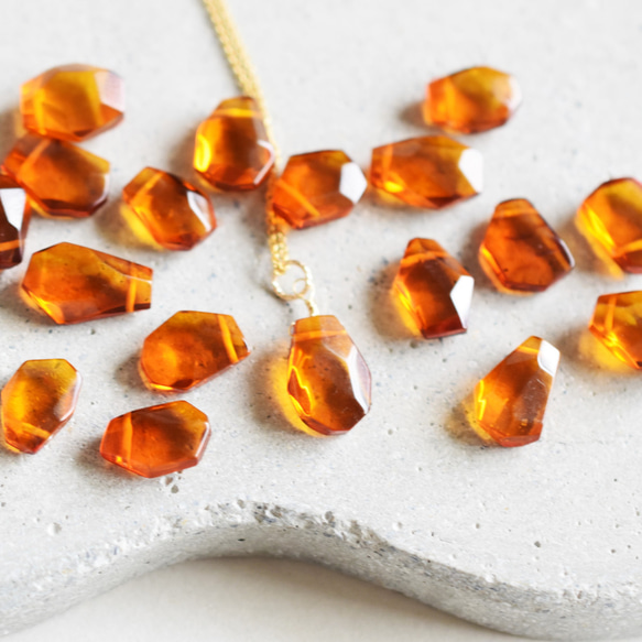 特集掲載【L大粒サイズ】バルト海産　紅茶カラー　アンバー(琥珀）　カケラ　サージカルステンレスチェーンネックレス40cm 9枚目の画像