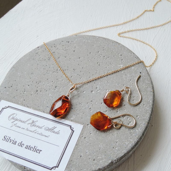 特集掲載【L大粒サイズ】バルト海産　紅茶カラー　アンバー(琥珀）　カケラ　サージカルステンレスチェーンネックレス40cm 10枚目の画像