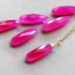 人気再入荷】大粒細長 フューシャピンク カルセドニー 金属アレルギー