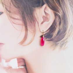 【人気再入荷！】大粒細長　フューシャピンク　カルセドニー　サージカルステンレスフックピアス 2枚目の画像