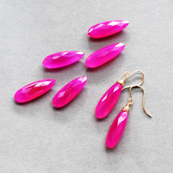 【人気再入荷！】大粒細長　フューシャピンク　カルセドニー　サージカルステンレスフックピアス 1枚目の画像