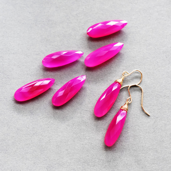 【人気再入荷！】大粒細長　フューシャピンク　カルセドニー　サージカルステンレスフックピアス 1枚目の画像
