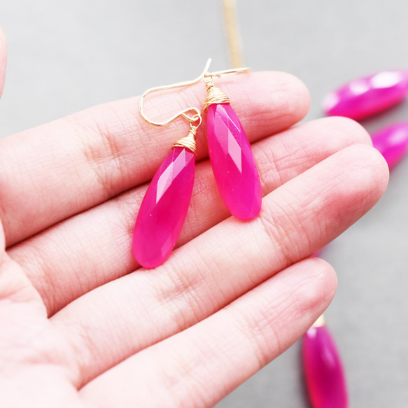 【人気再入荷！】大粒細長　フューシャピンク　カルセドニー　サージカルステンレスフックピアス 3枚目の画像
