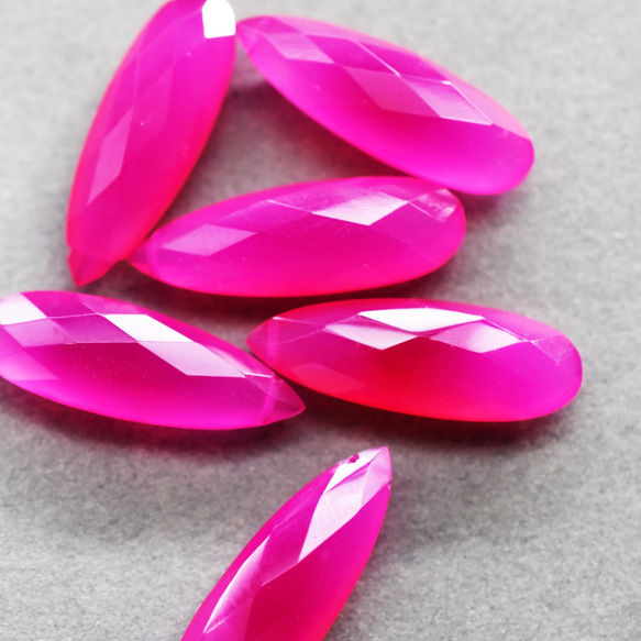 【人気再入荷！】大粒細長　フューシャピンク　カルセドニー　サージカルステンレスフックピアス 4枚目の画像