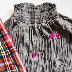 【人気再入荷！】大粒細長　フューシャピンク　カルセドニー　サージカルステンレスフックピアス 5枚目の画像