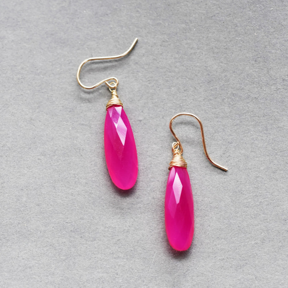 【人気再入荷！】大粒細長　フューシャピンク　カルセドニー　サージカルステンレスフックピアス 6枚目の画像
