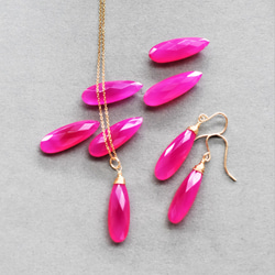 【人気再入荷！】大粒細長　フューシャピンク　カルセドニー　サージカルステンレスフックピアス 8枚目の画像
