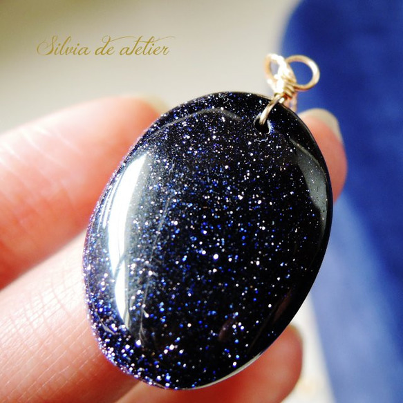 SALEワケありな逸品【在庫僅少】夜空の石　ブルーサンドストーン　オーバル　ペンダント　サージカルステンレスネックレス 3枚目の画像