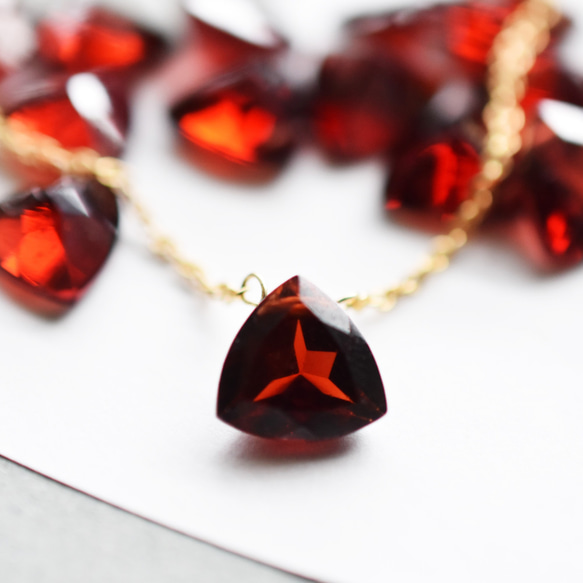 特集掲載【限定数のみ】モザンビークガーネット　トライアングルジェムカット　サージカルステンレスネックレス約40cm 1枚目の画像