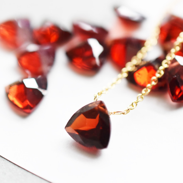 特集掲載【限定数のみ】モザンビークガーネット　トライアングルジェムカット　サージカルステンレスネックレス約40cm 2枚目の画像