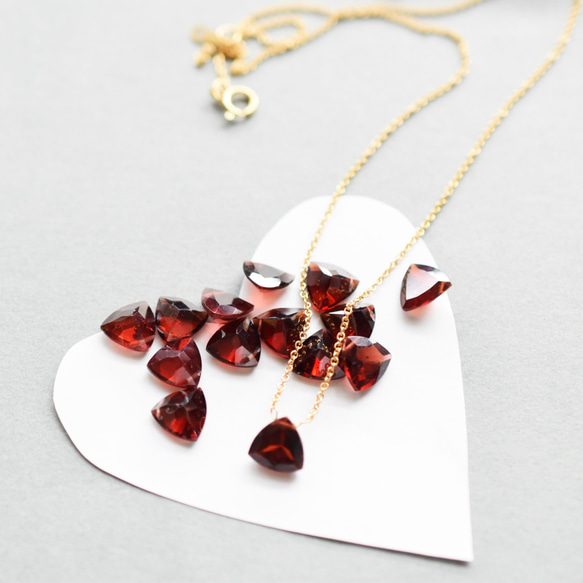 特集掲載【限定数のみ】モザンビークガーネット　トライアングルジェムカット　サージカルステンレスネックレス約40cm 3枚目の画像