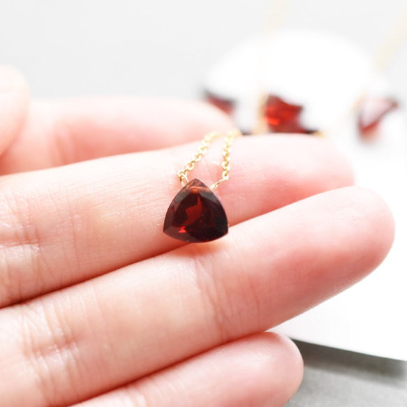 特集掲載【限定数のみ】モザンビークガーネット　トライアングルジェムカット　サージカルステンレスネックレス約40cm 4枚目の画像