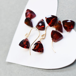 特集掲載【限定数のみ】モザンビークガーネット　トライアングルジェムカット　サージカルステンレスネックレス約40cm 8枚目の画像