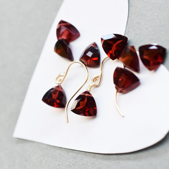 特集掲載【限定数のみ】モザンビークガーネット　トライアングルジェムカット　サージカルステンレスネックレス約40cm 8枚目の画像