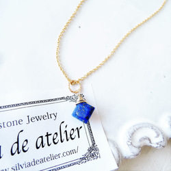 【人気再入荷】夜空から零れる　ラピスラズリ　プリンセスカット　サージカルステンレス約40cmチェーンネックレス 3枚目の画像