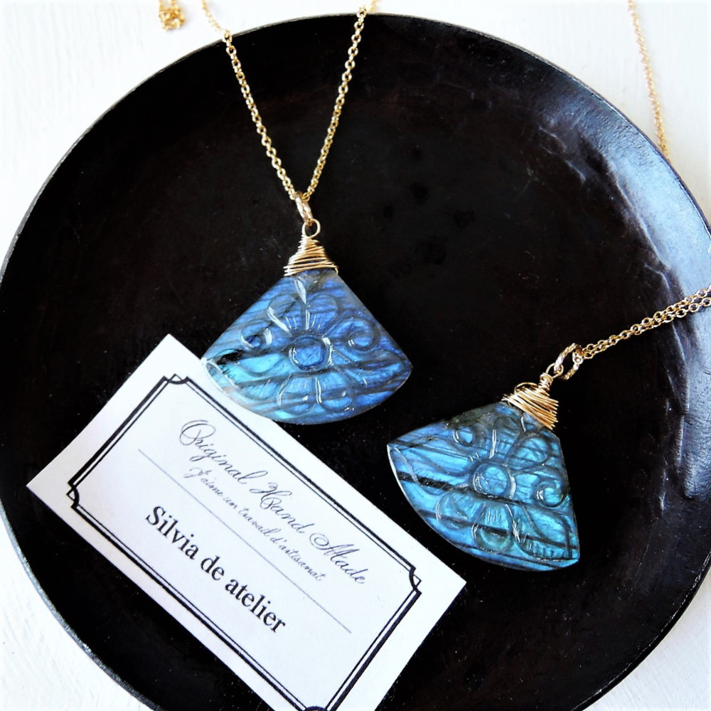 【残り１】大粒　ラブラドライト　カービングフラワー　扇型　約50cm　サージカルステンレスネックレス