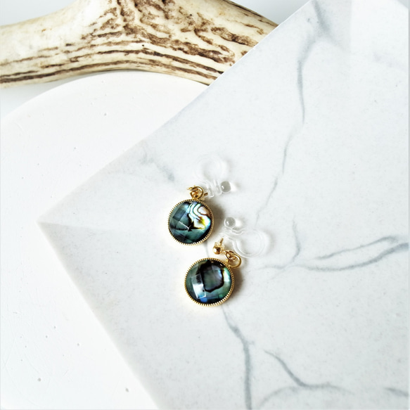[耳環可換]水晶和阿瓦隆貝殼圓形無孔樹脂夾 第5張的照片