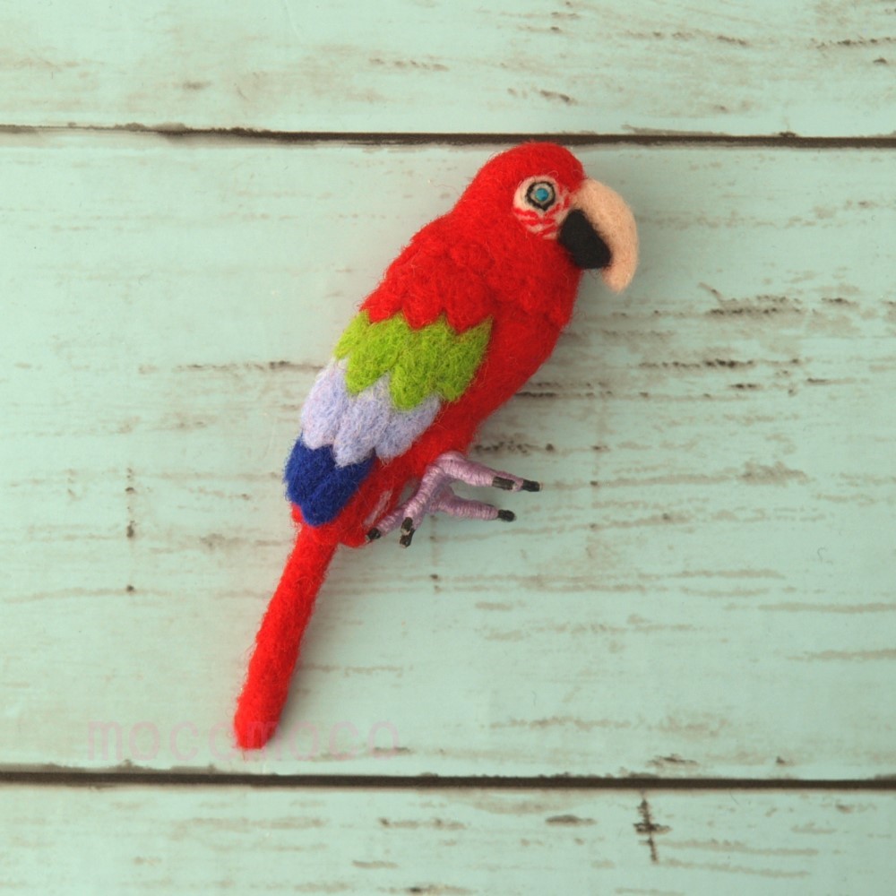 【受注制作作品】フェルティングブローチ・ベニコンゴウインコ