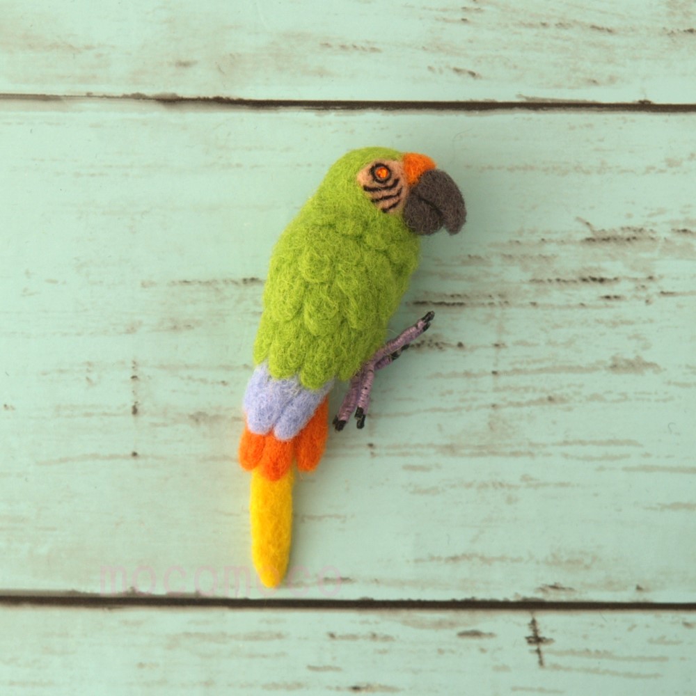 【受注制作作品】フェルティングブローチ・ヒワコンゴウインコ