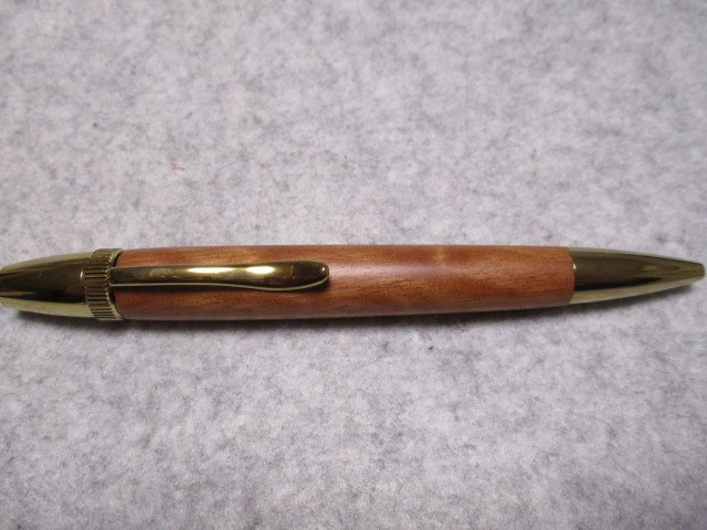 レッドサペリ　杢入り　キヌカオイル仕上げ　回転式ロングパトリオットボールペン