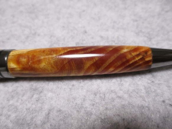肥松(黒松)ジン　琥珀脂　金襴杢　出雲産樹齢300年　ガラスコート仕上げ　回転式ヨーロピアンボールペン  　希少材　 10枚目の画像