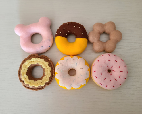 〖ニャンコ　商品違い多い❌翌日受取通知⭕️〗フェルトドーナツ ハンドメイド フェルトドーナツ(オールドファッション) - 03AI09'S GALLERY