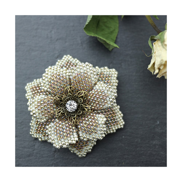 Beaded Flower Brooch (Beige) 第1張的照片