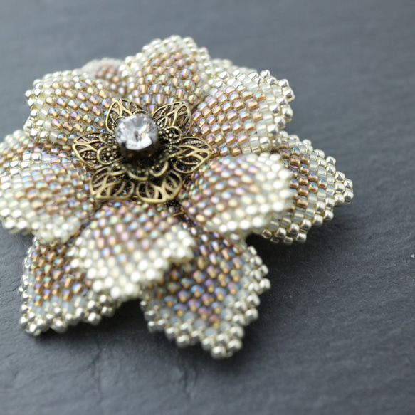 Beaded Flower Brooch (Beige) 第2張的照片