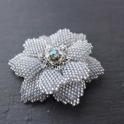 Beaded Flower Brooch (Ice Blue) 第3張的照片