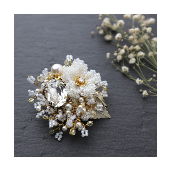 Beaded Bouquet Brooch (White) 第1張的照片