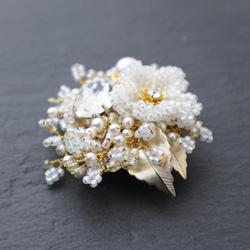 Beaded Bouquet Brooch (White) 第2張的照片