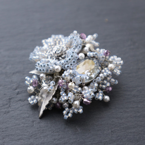 Beaded Bouquet Brooch (Ice Blue) 第2張的照片