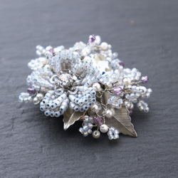 Beaded Bouquet Brooch (Ice Blue) 第3張的照片