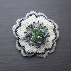 Beaded Flower Brooch (White) 第2張的照片