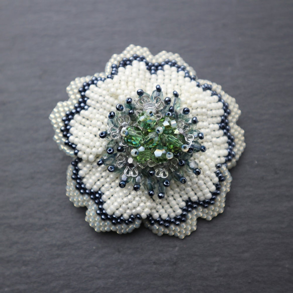 Beaded Flower Brooch (White) 第2張的照片