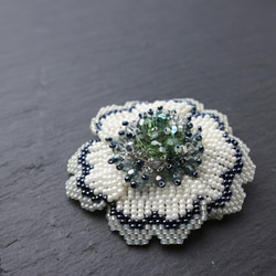 Beaded Flower Brooch (White) 第4張的照片