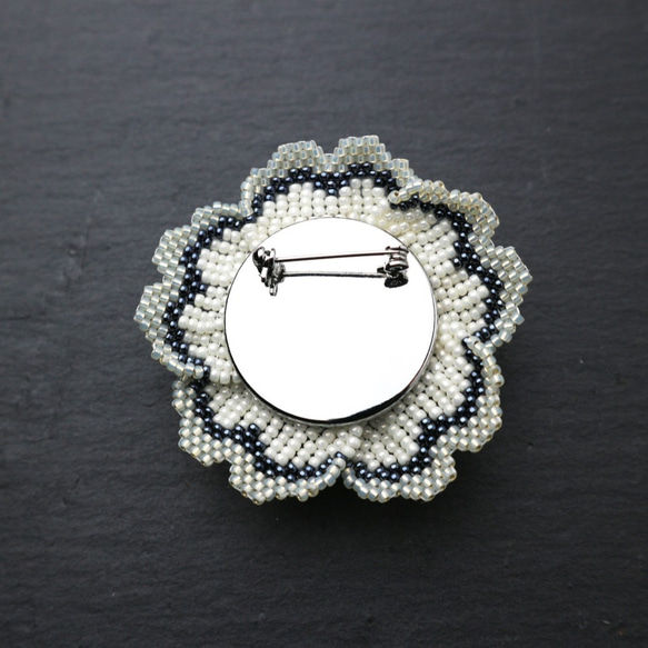 Beaded Flower Brooch (White) 第5張的照片