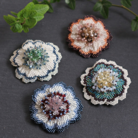 Beaded Flower Brooch (White) 第9張的照片