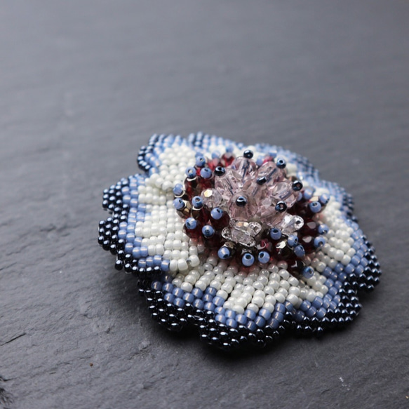 Beaded Flower Brooch (Blue) 第3張的照片