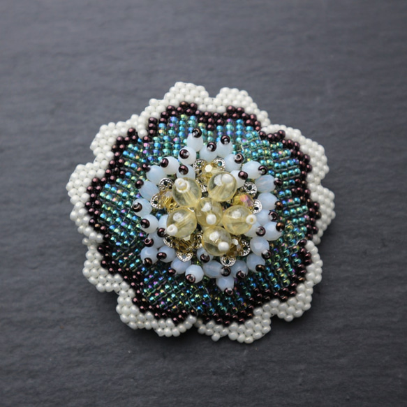 Beaded Flower Brooch (green) 第2張的照片