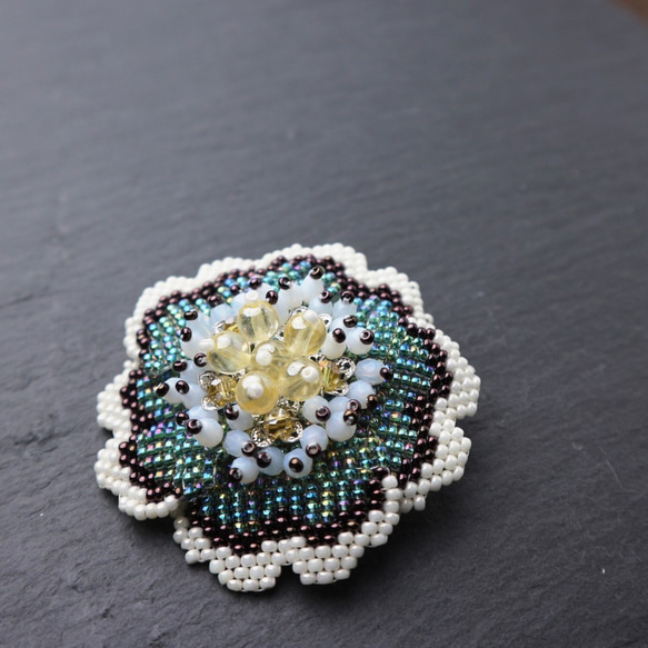 Beaded Flower Brooch (green) 第3張的照片