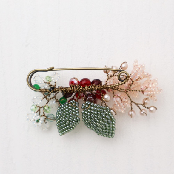 Beaded Flower Brooch 第5張的照片