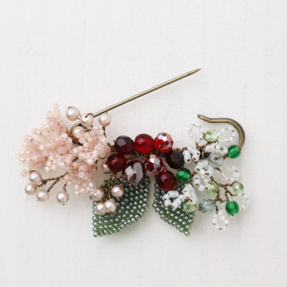 Beaded Flower Brooch 第4張的照片