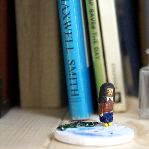 小さい木彫り人形『黄色い長靴の女の子』　（ミニチュアドールハウス風） 2枚目の画像