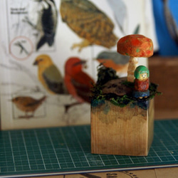 小さい木彫り人形『キノコの下で雨宿り』　（ミニチュアドールハウス風） 4枚目の画像