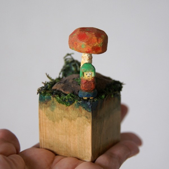 小さい木彫り人形『キノコの下で雨宿り』　（ミニチュアドールハウス風） 2枚目の画像