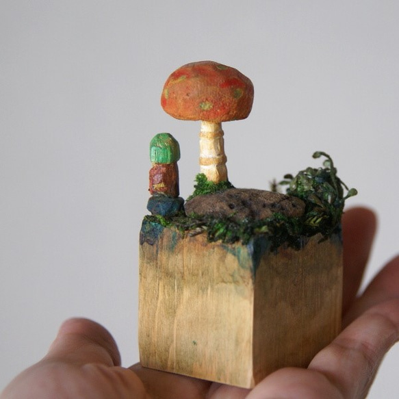 小さい木彫り人形『キノコの下で雨宿り』　（ミニチュアドールハウス風） 3枚目の画像