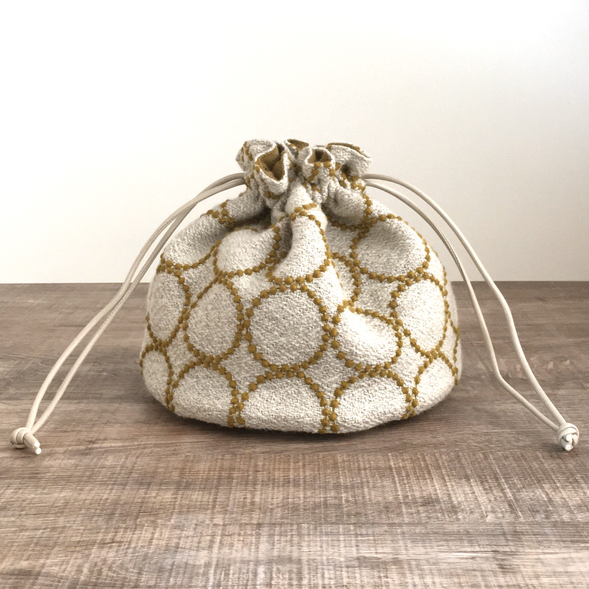 wool tambourine 丸底の巾着バッグ(beige×yellow greenサークル) ミナペルホネン生地使用